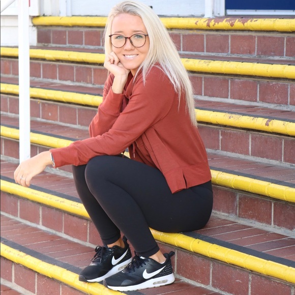 Meet your Posher, Sara - Picture 2 of 3